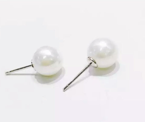 The Classic pearl studette
